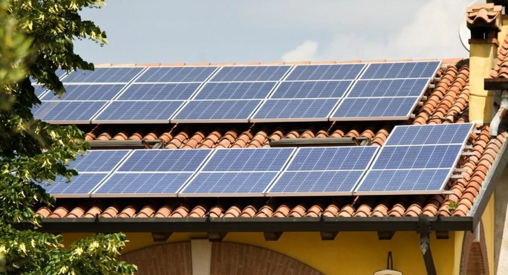 De acordo com a Fox ESS, sistema fotovoltaica reduz em até 90% dos gastos mensais com energia elétrica