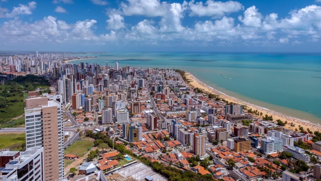 Turistas aproveitam as belezas naturais das praias em João Pessoa, enquanto a sustentabilidade e a preservação ambiental se tornam questões cada vez mais urgentes para garantir o futuro do turismo no litoral nordestino.